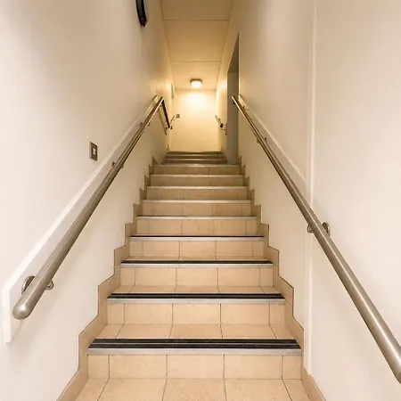 Centre 1-bed Near Q-park Parking - Location *