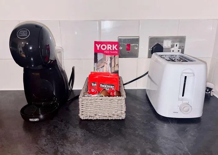 York Central 1-Bed Apartment Near Q-Park Parking - Best Location * 约克