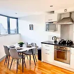 Centre 1-bed Near Q-park Parking - Location Lejlighed *